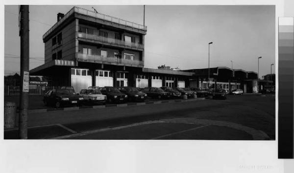 Sesto San Giovanni - viale Gramsci - stazione ferroviaria "Primo Maggio" - parcheggio - automobili