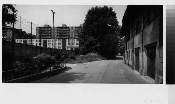 Sesto San Giovanni - cascina Parpagliona - edifici in linea - strada