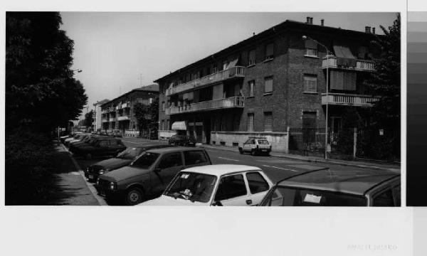 Sesto San Giovanni - via Rovani - case - palazzine - strada - automobili