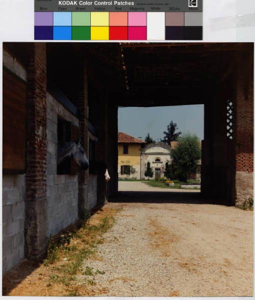 Locate di Triulzi - cascina Venturina - portico - cappella