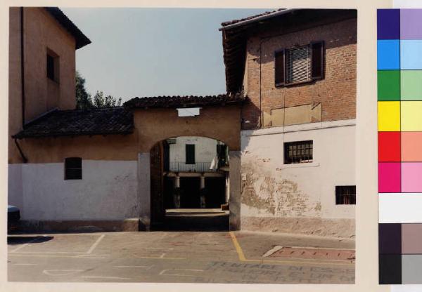 Pozzuolo Martesana - chiesa di San Anna - portone d'accesso - cortile