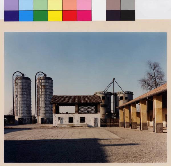 Pozzuolo Martesana - località di Bisentrate - cascina - corte interna - fienile - silos