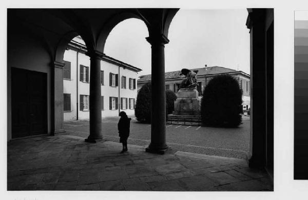 Cernusco sul Naviglio - piazza Martiri della Libertà - villa Scotti Tizzoni - portico