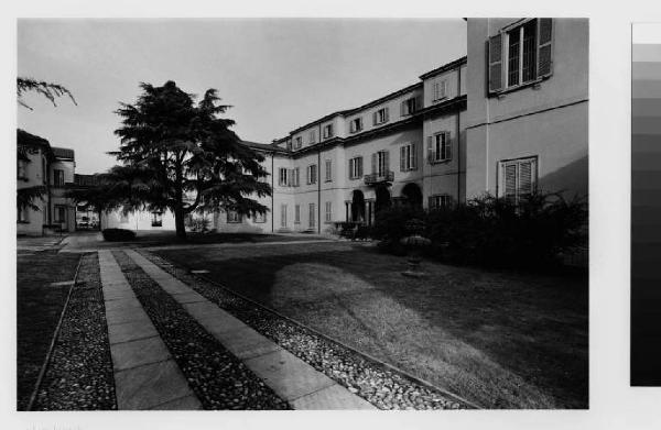 Cernusco sul Naviglio - palazzo del municipio - villa Biancani Greppi - cortile interno