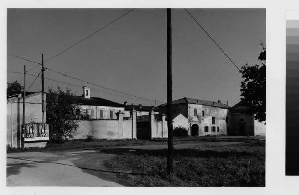 Cernusco sul Naviglio - villa-cascina Castellana - portone di ingresso - campo