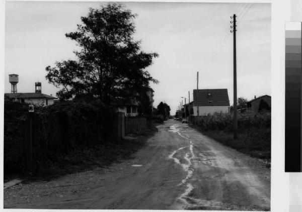 Grezzago - via Manzoni - strada sterrata - abitazioni - serbatoio dell'acqua