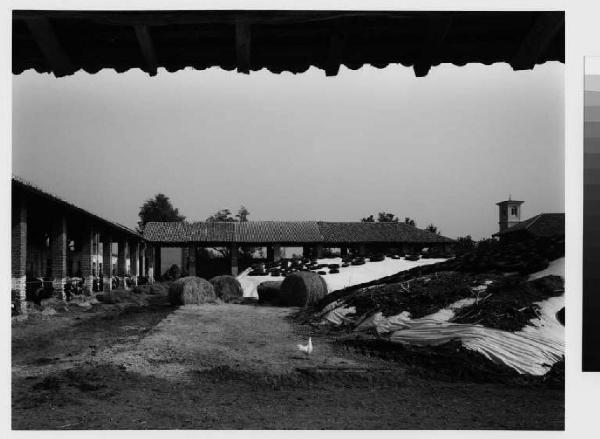 Buccinasco - locailità di Gudo Gambaredo - cascina - cortile interno - fienile