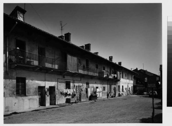 Buccinasco - via Marconi - cortile interno - ballatoio