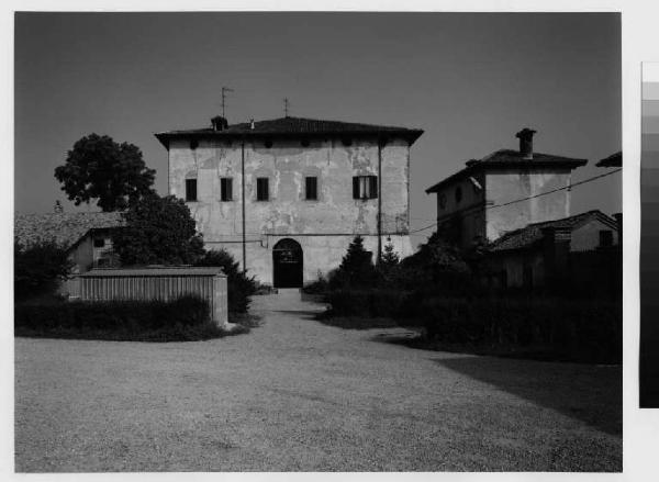 Buccinasco - località Castello - palazzna a corte - viale di ingresso