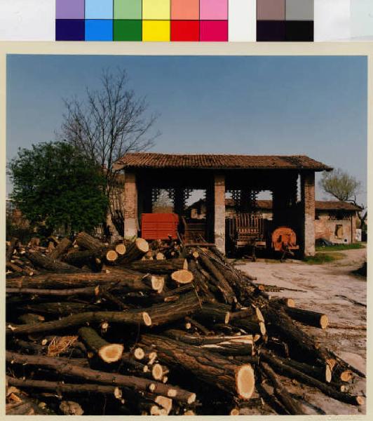 Segrate - frazione di Rovagnasco - cascina - magazzino degli atrezzi - cumulo di legna