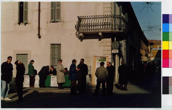 Corbetta - piazza del Popolo - manifestazione politica - raccolta di firme