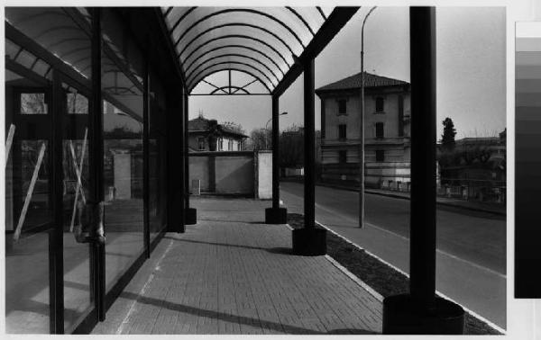 Legnano - via Pontida - portico vetrato di negozio - centro urbano