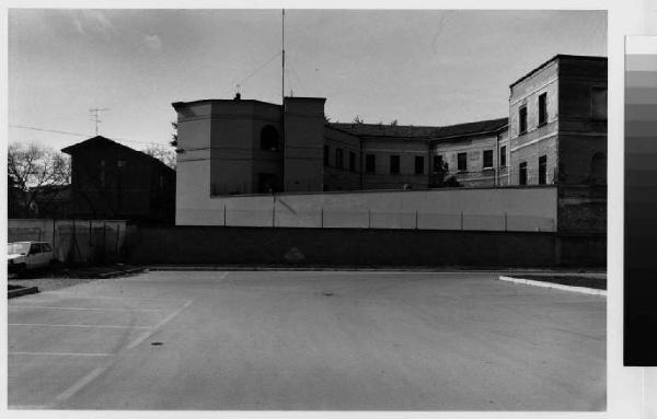 Legnano - edificio nei pressi della chiesa di San Domenico - parcheggio