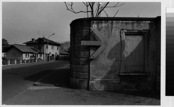 Legnano - ponte sul fiume Olona - incrocio stradale - muro in cemento