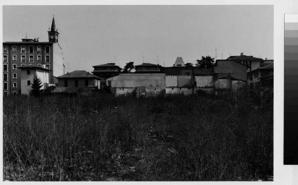 Legnano - centro storico - vegetazione - edificio a torre