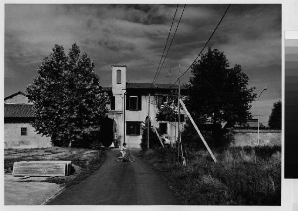 Pregnana Milanese - cascina - ex comlesso monastero - strada - campi - bambino in bicicletta