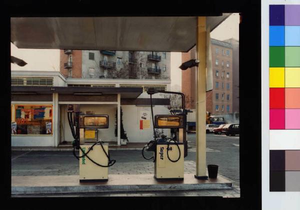 Milano - Naviglio Martesana - via Padova - stazione di servizio Q8 - pompe di benzina nei pressi di Molino Dosso - edifici a torre