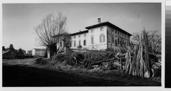 Gaggiano - Villa Marino - Cortile esterno