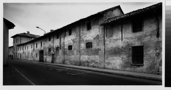 Gaggiano - Frazione di San Vito - Via Marta Lodi - Edificio a corte - Strada