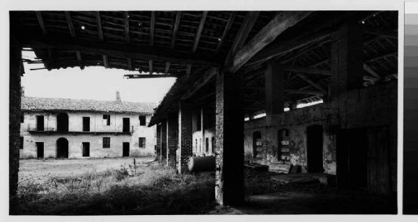 Gaggiano - San Vito - Cascina Molinetto - Portico - Cortile interno