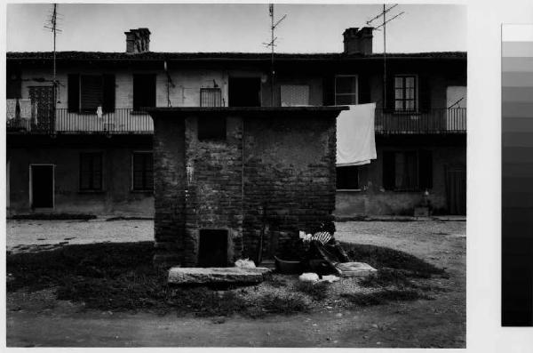 Cologno Monzese - cascina cava Rossa - cortile interno - ballatoio