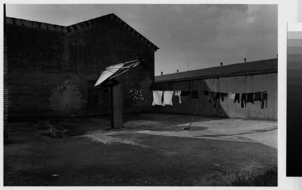 Zibido San Giacomo - cascina viano - cortile interno - panni stesi