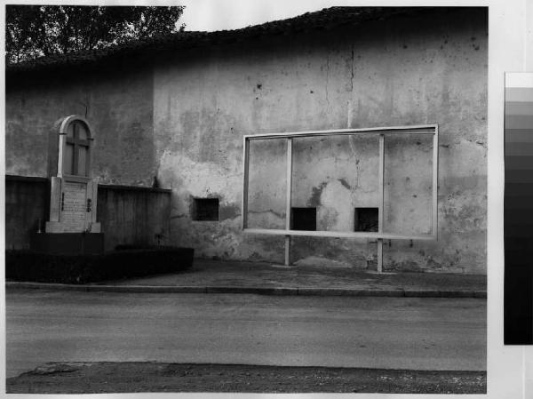 Pessano con Bornago - monumento ai Caduti lungo una strada di periferia del paese - strada