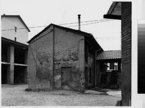 Pessano con Bornago - cascina a corte - fienile