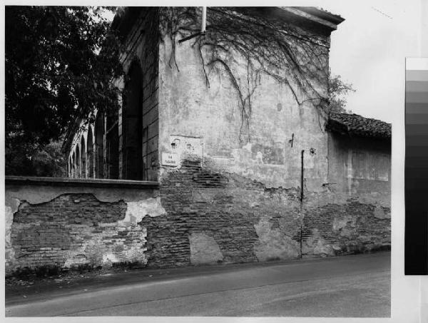 Pessano con Bornago - via Pasubio - villa Prinetti - muro esterno del parco pubblico