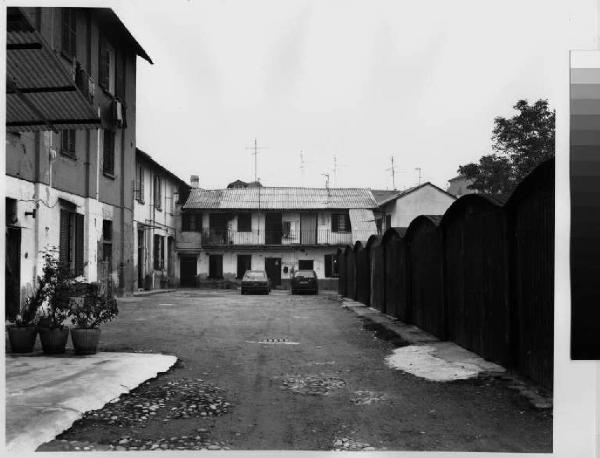 Carugate - cortile interno - edificio con ballatoi