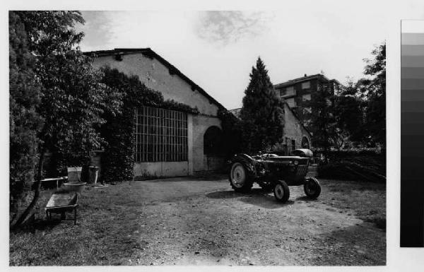 Vimodrone - cascina - cortile interno - edificio a torre