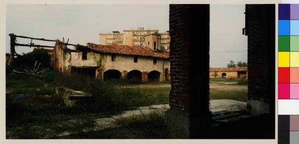 Casarile - cascina Rizzi - cortile interno - palazzi residenziali