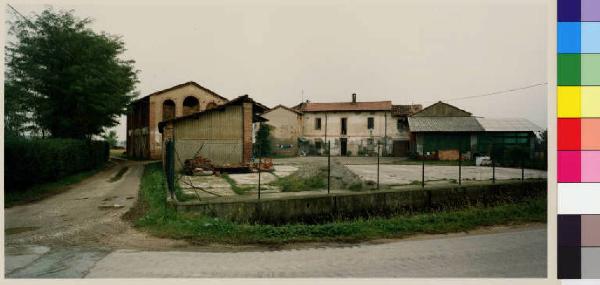 Casarile - cascina Crocione - cortile interno - strada sterrata