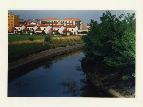 Garbagnate Milanese -  canale Villoresi dal ponte sulla Varesina - centro urbano - villette a schiera