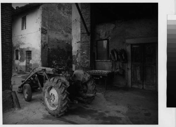 San Donato Milanese - cascina San Francesco dell'Accesso - portico - trattore