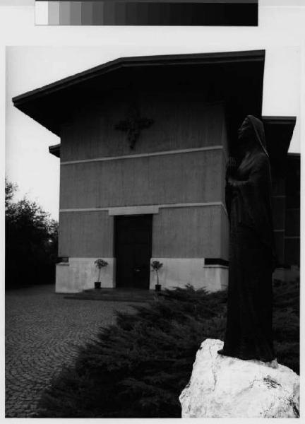 San Donato Milanese - chiesa di San Enrico - facciata - statua della Madonna