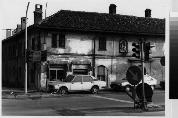 San Donato Milanese - confine tra il Comune di Milano e il Comune di San Donato lungo la via Emilia - edificio a corte