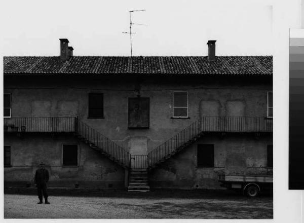 San Donato Milanese - cascina Sorigherio - scale - ritratto di uomo