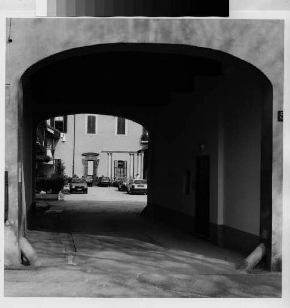 Pioltello - palazzo della Pesa - portone di ingresso - cortile interno