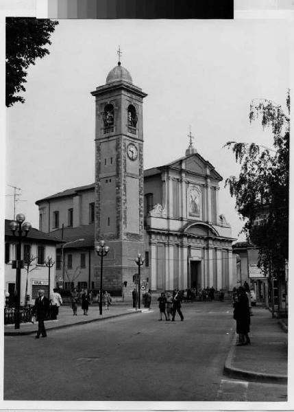 Pioltello - chiesa di Sant'Andrea - gruppi di persone