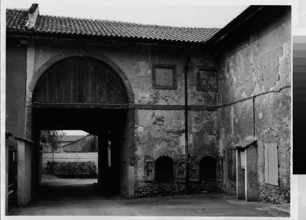 Pioltello - via Marconi - cortile interno - edificio rurale - portone di ingresso