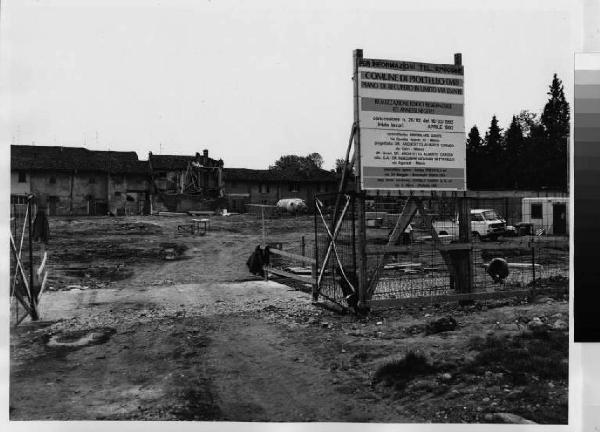 Pioltello - frazione di Limito - cantiere per un nuovo insediamento mediante piano di recupero - cascine