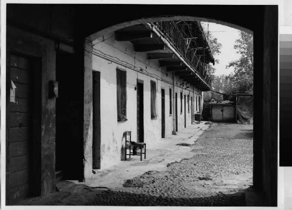 Pioltello - frazione di Limito - via Dante - cascina - ingresso - cortile interno