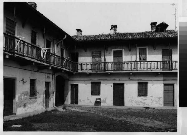 Pioltello - frazione di Limito - via Dante - cascina - cortile interno - ballatoi