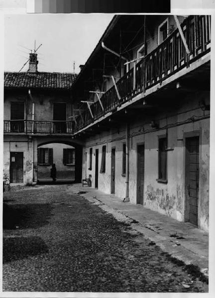 Pioltello - frazione di Limito - via Dante - cascina - cortile interno - portico di ingresso - ballatoi