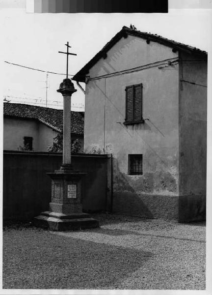 Pioltello - frazione di Limito - colonna e croce antistanti la chiesa di San Martino