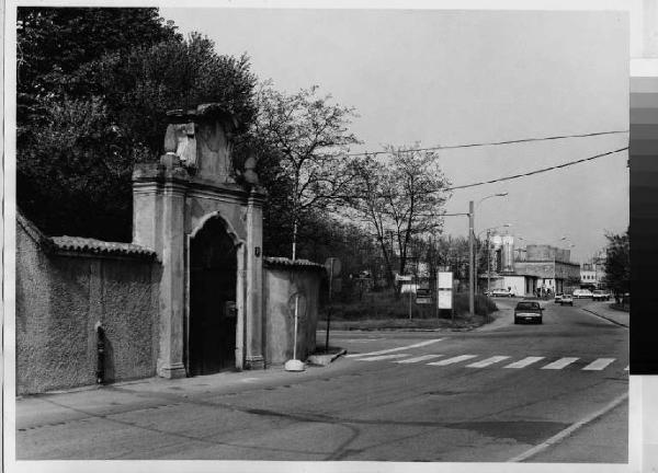 Pioltello - frazione di Limito - via Dante - chiesa di San Martino - porta di ingresso al giardino della chiesa