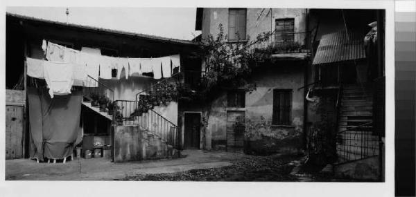 Bellusco - frazione di Cantone - casa a corte - cortile interno