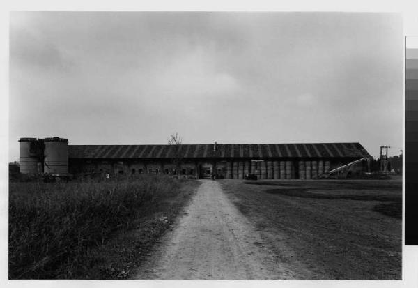 Settala - cascina castello - strada sterrata - fienile - silos