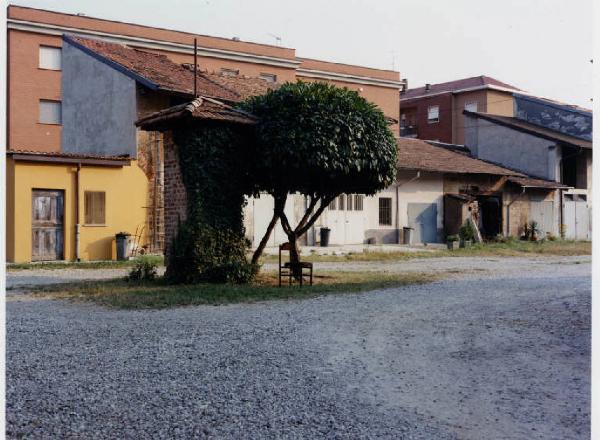 Bollate - località Ospiate - via Galimberti  - corteile interno